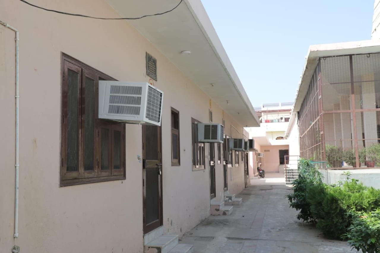 Radha Madhav Ashram Vrindāvan Eksteriør bilde